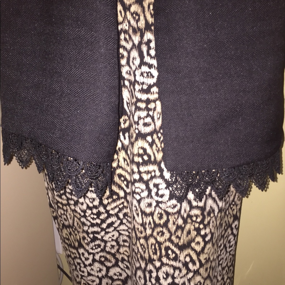 NEW WITHOUT TAG BLACK WRAP/ SCARF🌹 - Picture 4 of 13